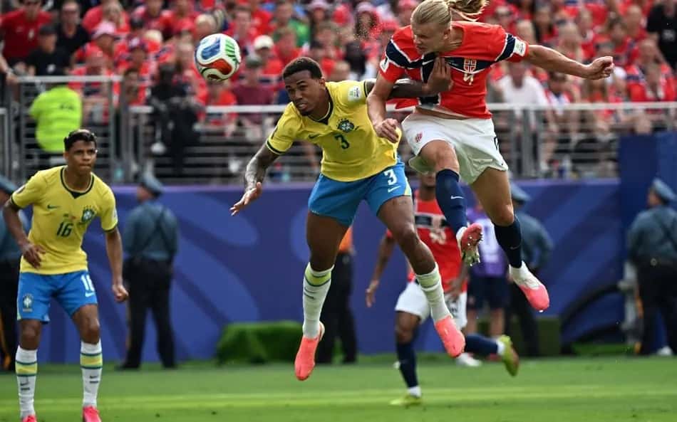 Gabriel Magalhães em duelo contra o Erling Haaland em eliminação da Copa do Mundo