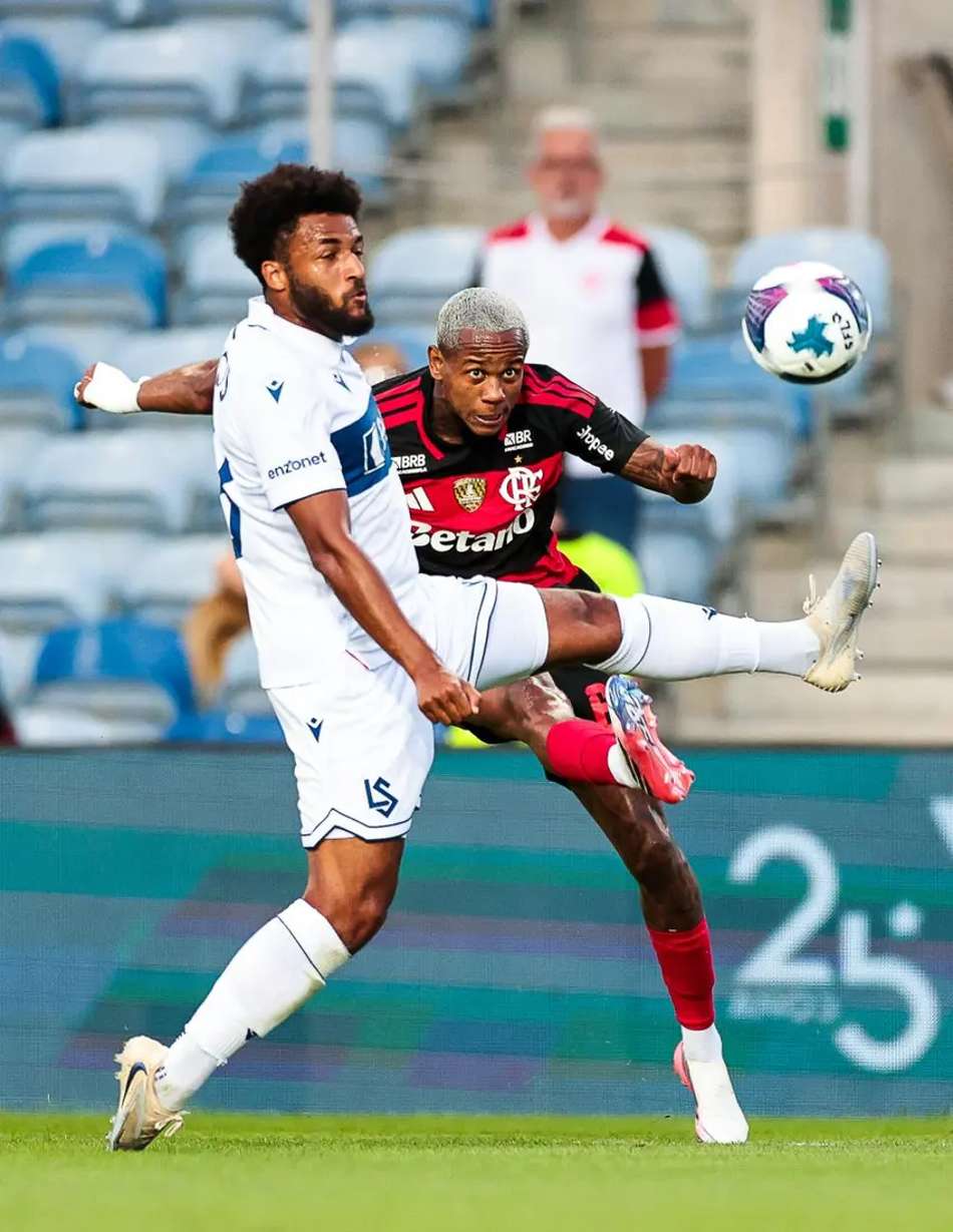 Wallace Yan durante amistoso do Flamengo em Portugal
