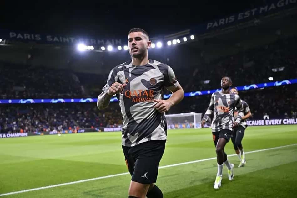 Lucas Hernández aquece antes de partida do PSG, no Parc des Princes