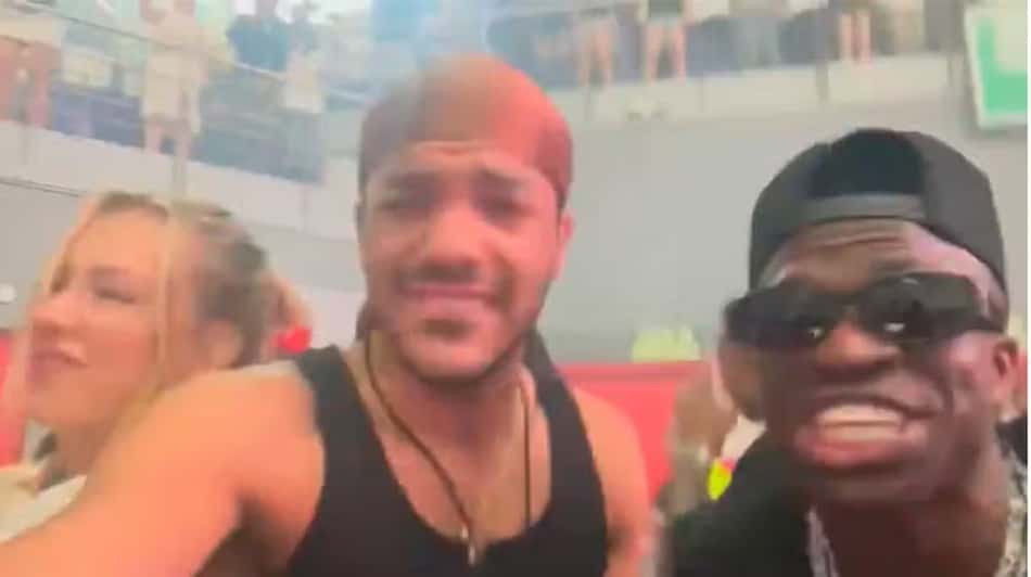 Ester Expósito e Vini Jr. durante show de Travis Scott