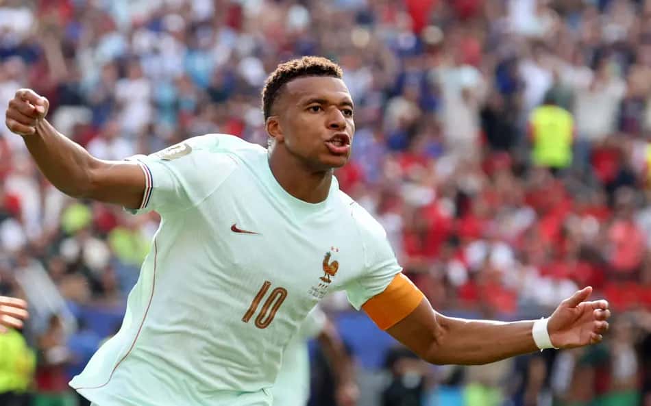 Kylian Mbappé celebra o golaço contra Marrocos; atacante isola-se como o único a fazer 8 gols em duas Copas diferentes