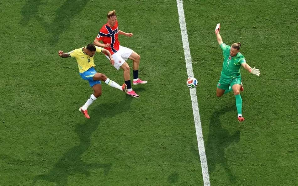 Orjan Nyland em ação durante Brasil e Noruega na Copa do Mundo
