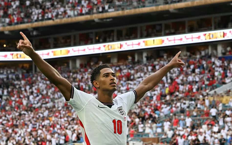 Jude Bellingham comemora seu segundo gol em Noruega e Inglaterra pela Copa do Mundo de 2026 (Foto: ROBERTO SCHMIDT / AFP)