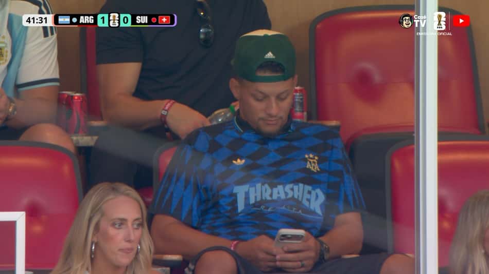 Patrick Mahomes aparecendo no telão em Argentina x Suíça