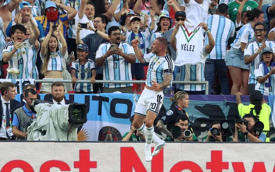 Mac Allister salta e comemora gol marcado pela Argentina contra a Suíça, na Copa do Mundo