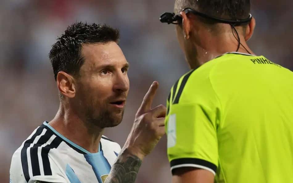 Messi apontando dedo ao árbitro durante Argentina e Suíça 