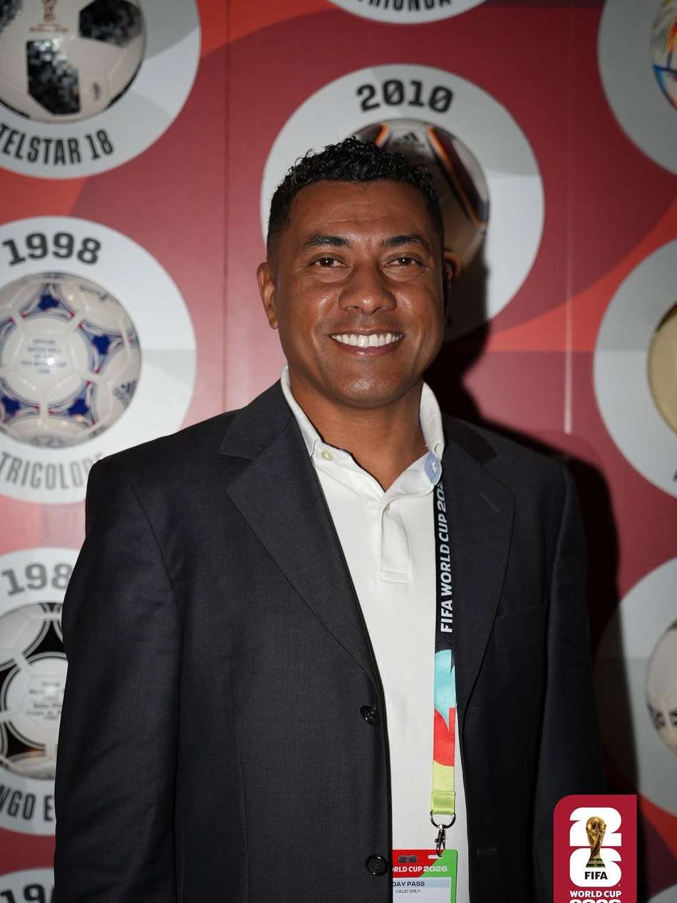 Kléberson posa para foto antes de jogo entre Noruega e Senegal. 