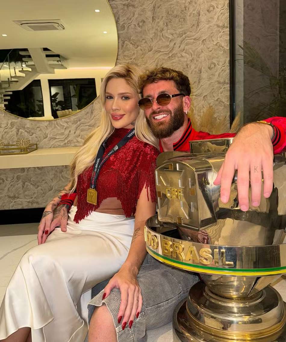 Karoline Lima e Léo Pereira durante comemoração do título da Copa do Brasil 