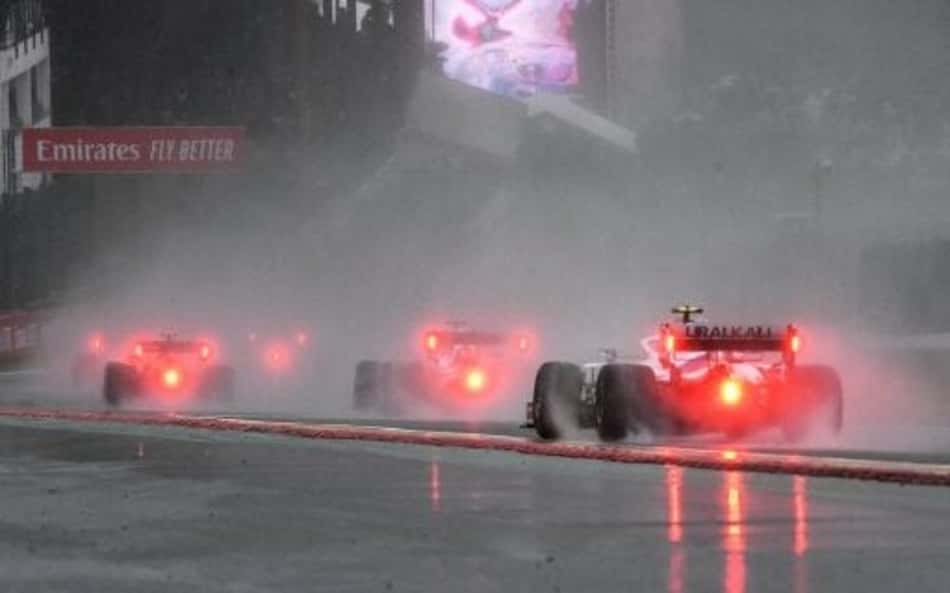 O acidente que paralisou a F1: 13 carros bateram na largada do GP da Bélgica de 1998