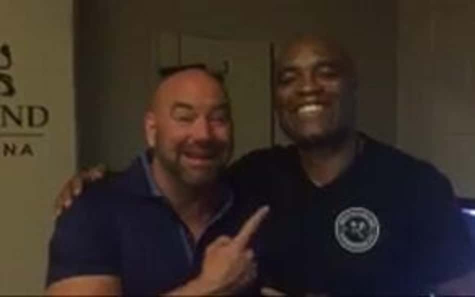Dana White posa ao lado de Anderson Silva
