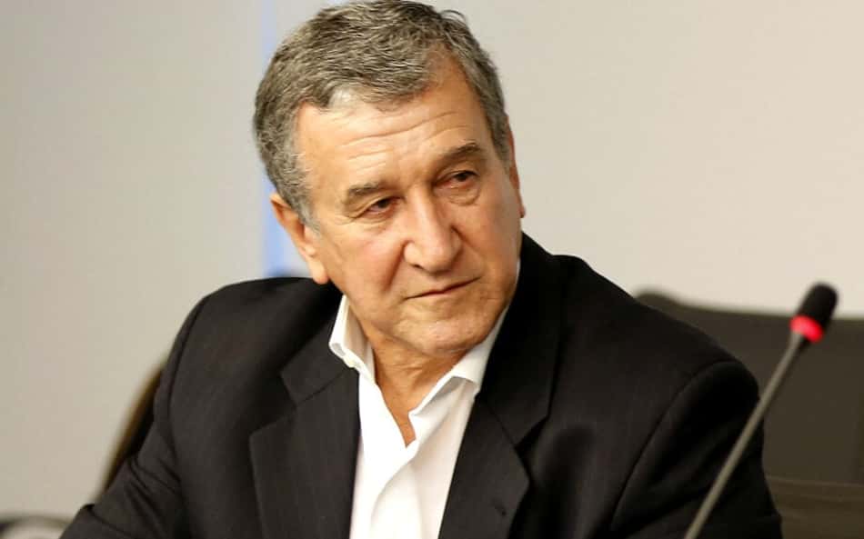 Saúde de Parreira: ex-técnico tem piora e volta a respirar por aparelhos
