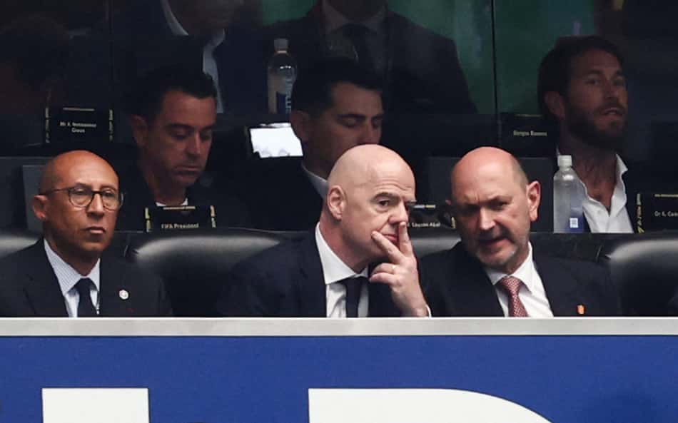 O presidente da Federação Francesa de Futebol (FFF), Philippe Diallo; o presidente da FIFA, Gianni Infantino; o presidente da Federação Espanhola de Futebol, Rafael Louzan.