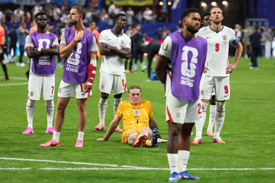 Jogadores da Inglaterra lamentam a eliminação da Copa do Mundo de 2026 para a Argentina