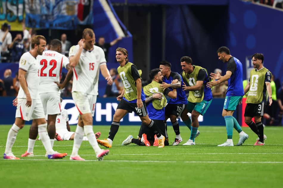 Jogadores da Inglaterra lamentam a eliminação da Copa do Mundo de 2026 para a Argentina