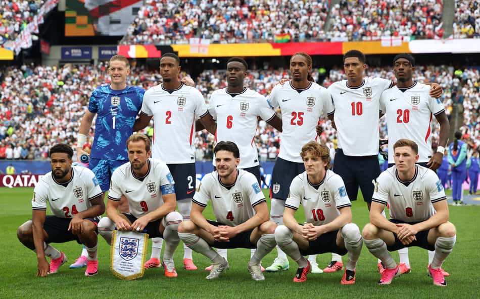 Time da Inglaterra perfilado antes de encarar Gana pela Copa do Mundo