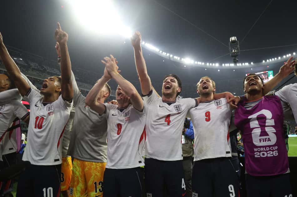 Jogadores da Inglaterra comemoram vitória sobre o México na Copa do Mundo
