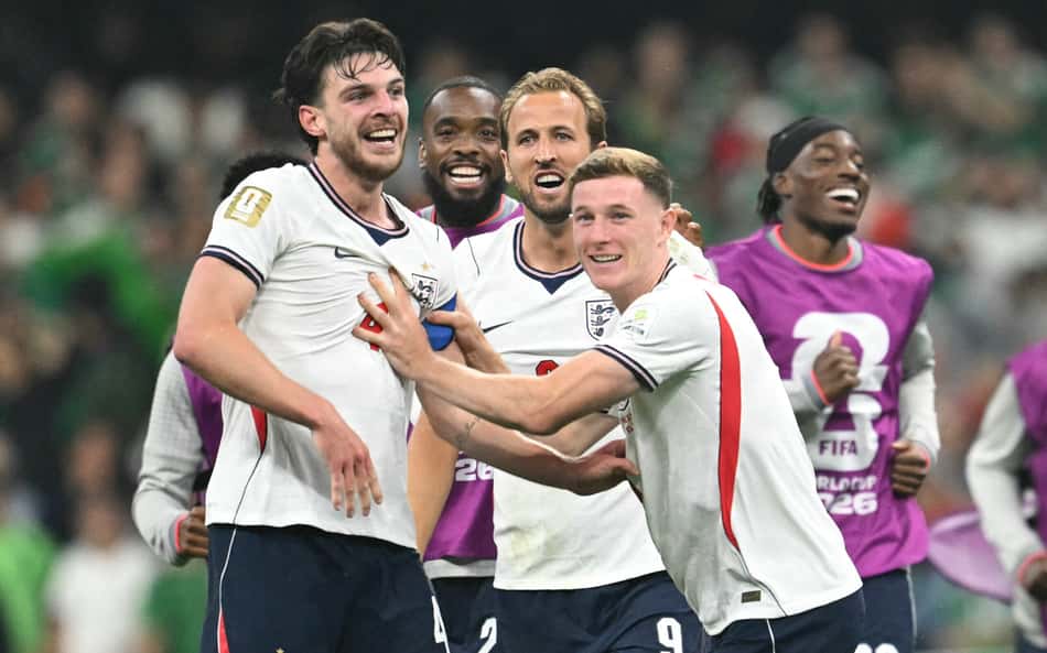 Jogadores da Inglaterra comemoram vitória sobre o México na Copa do Mundo