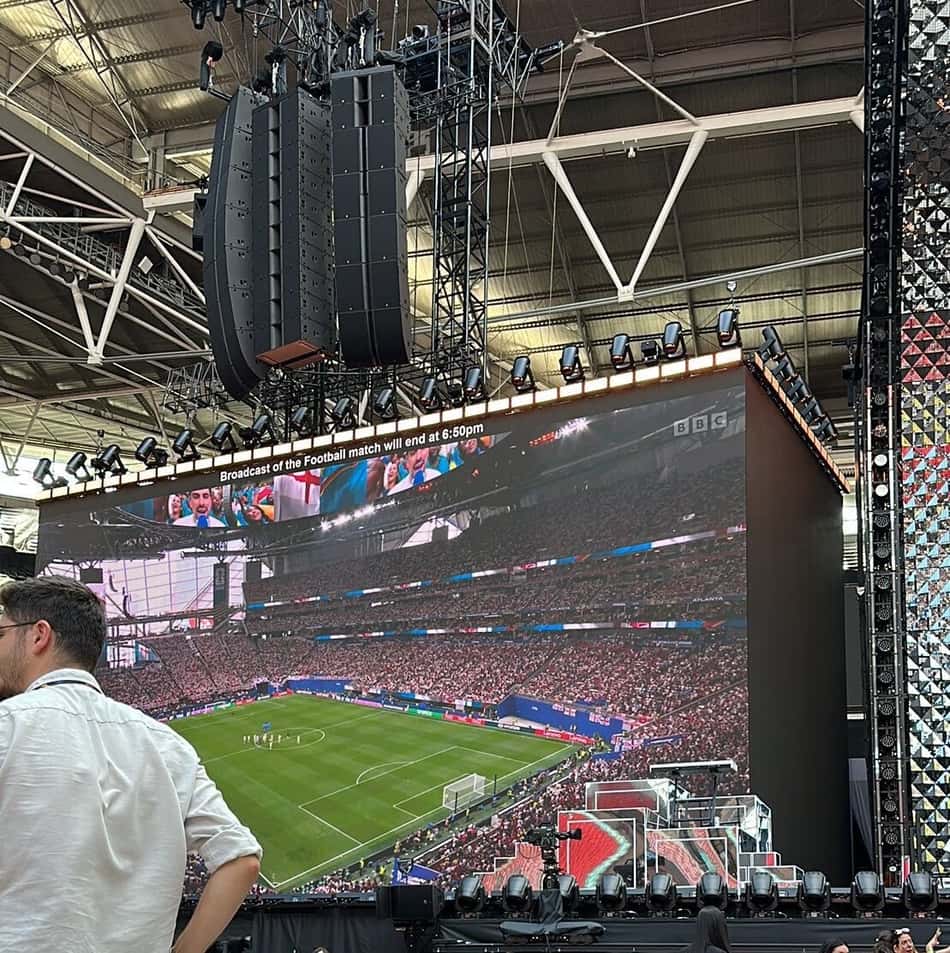 Um dos telões do palco do show do cantor Harry Styles, em Wembley, exige Inglaterra x República Democrática do Congo pela Copa do Mundo