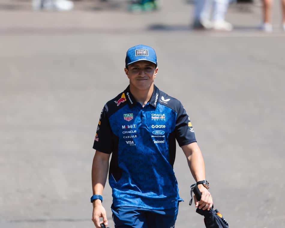 Isack Hadjar anda no paddock da F1 2026
