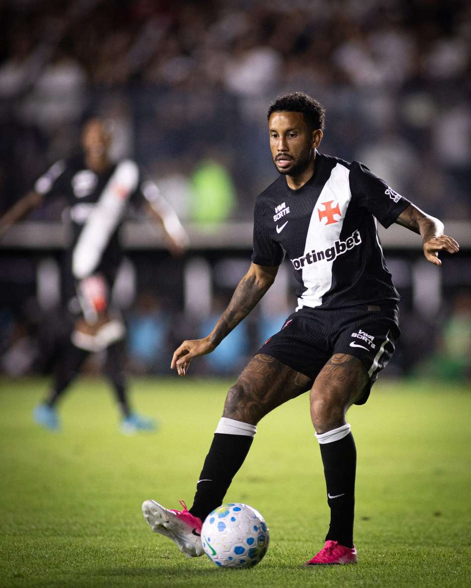 Jair tenta passe na partida entre Vasco e Mirassol