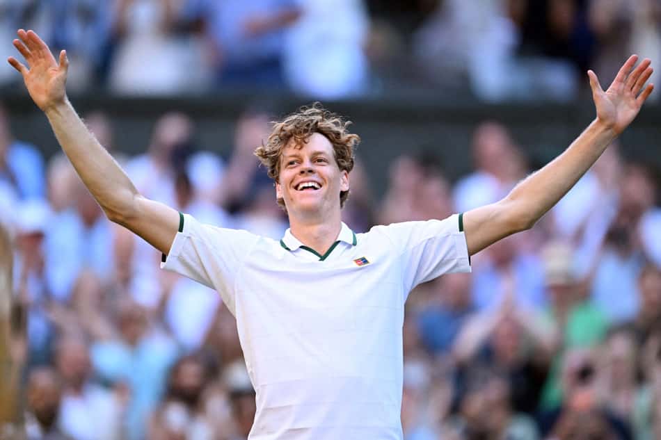 Sorridente, Jannik Sinner abre os braços e comemora o título de Wimbledon