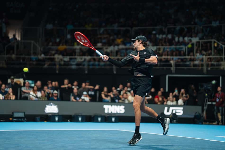 João Fonseca bate um forehand na partida contra o francês Moutet no UTS Rio