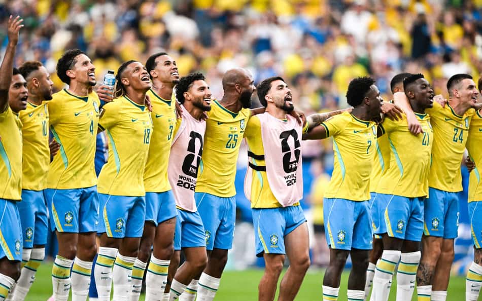 Jogadores do Brasil abraçados depois de vencer o Japão