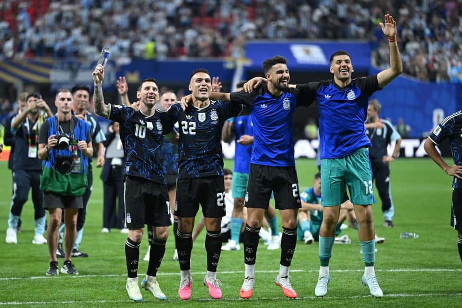 Enzo Fernández e Lionel Messi, da Argentina, aplaudem os torcedores após a vitória por 2 a 1 na semifinal da Copa do Mundo entre Inglaterra e Argentina