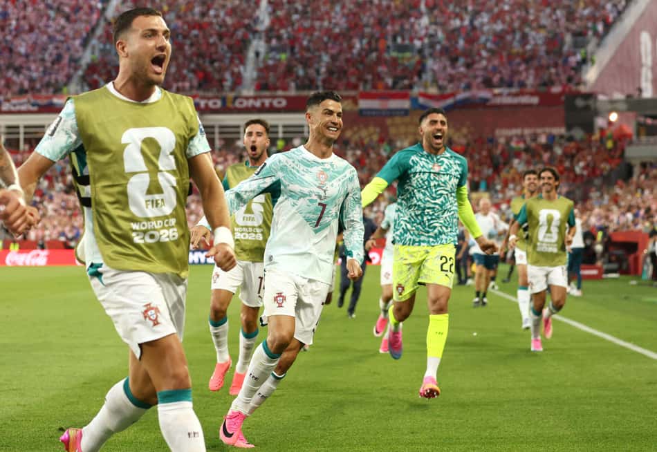 Jogadores de Portugal comemorando