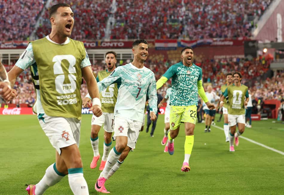 Jogadores de Portugal comemorando