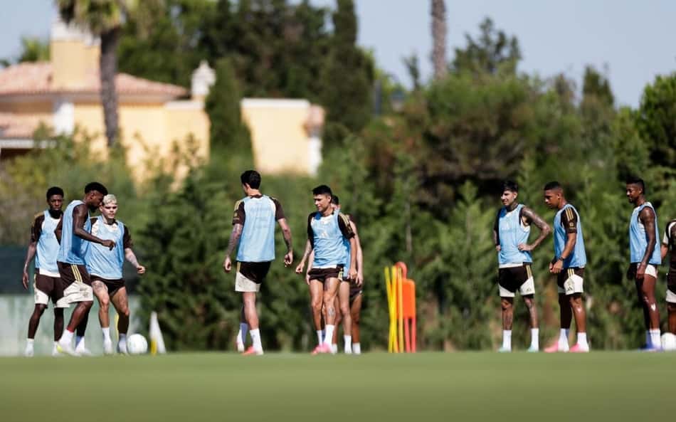 Jogadores do Flamengo durante treino em resort em Portugal