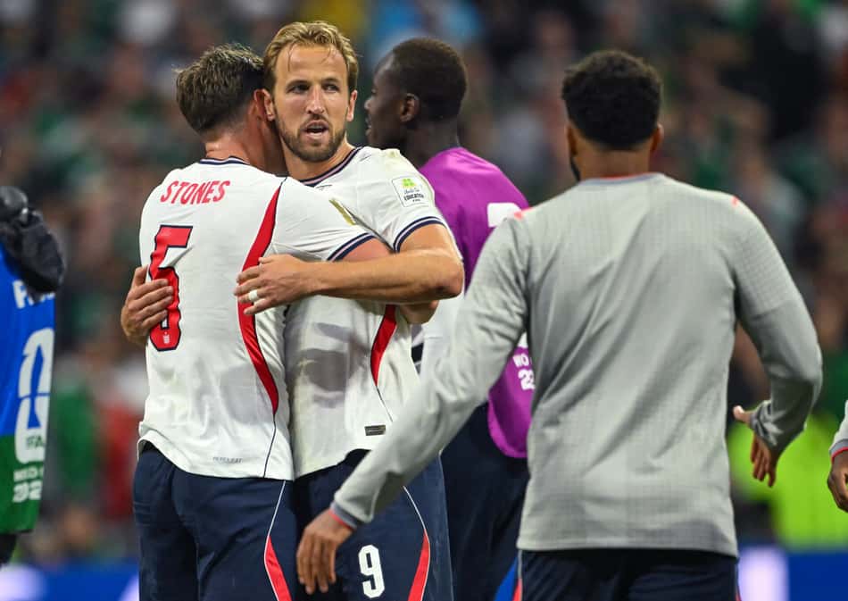 John Stones abraça Harry Kane após México 2x3 Inglaterra pela Copa do Mundo