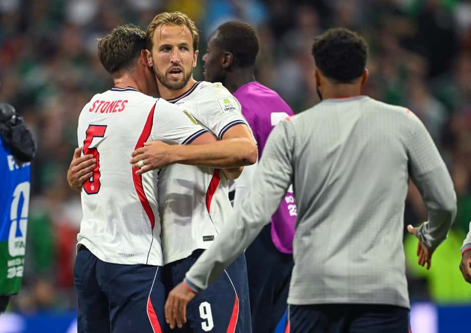 John Stones abraça Harry Kane após México 2x3 Inglaterra pela Copa do Mundo