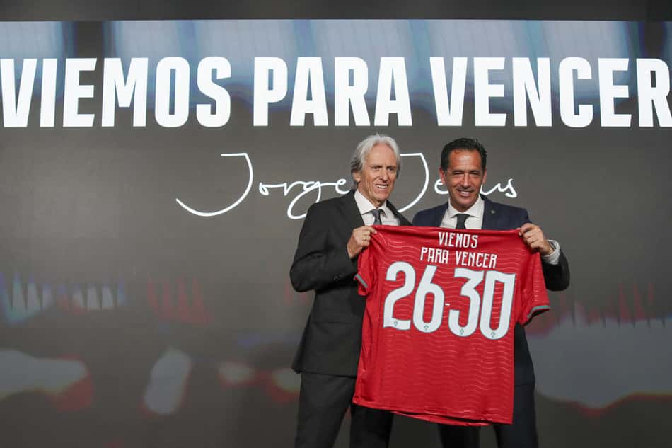 O presidente da Federação Portuguesa de Futebol, Pedro Proença, entrega a camisola da selecção portuguesa ao recém-nomeado treinaor Jorge Jesus durante a sua apresentação oficial.