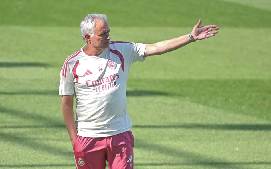 José Mourinho, técnico do Real Madrid, gesticula durante treino no Estádio Alfredo Di Stéfano, em Valdebebas