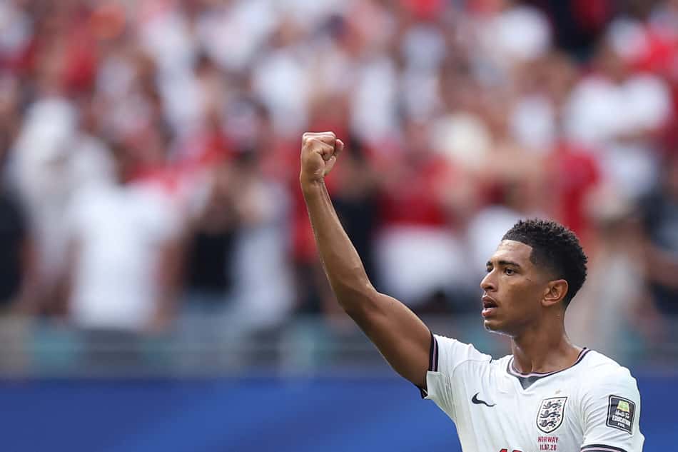 Bellingham comemora gol para a Inglaterra diante da Noruega, pelas quartas da Copa do Mundo