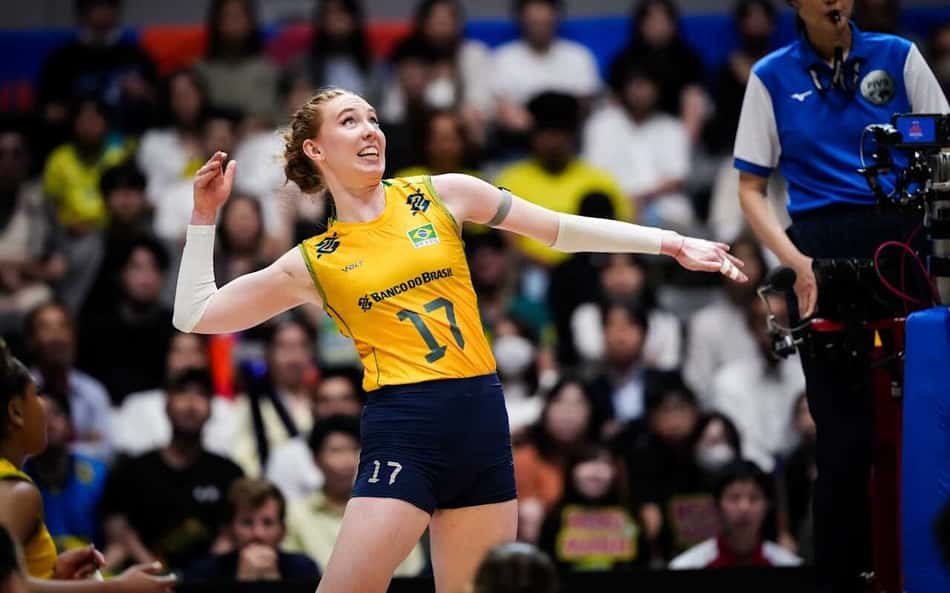 Julia Bergmann faz movimento de ataque em partida contra a Polônia na semana 3 da VNL