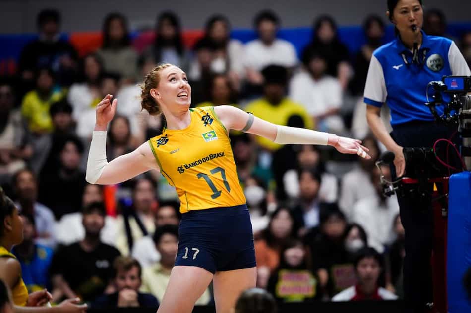 Julia Bergmann faz movimento de ataque em partida contra a Tailândia na semana 3 da VNL