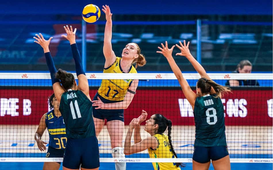 No ar, Julia Bergmann olha para a bola e realiza movimento de ataque contra bloqueio duplo em Brasil x Itália pela final da VNL 2025