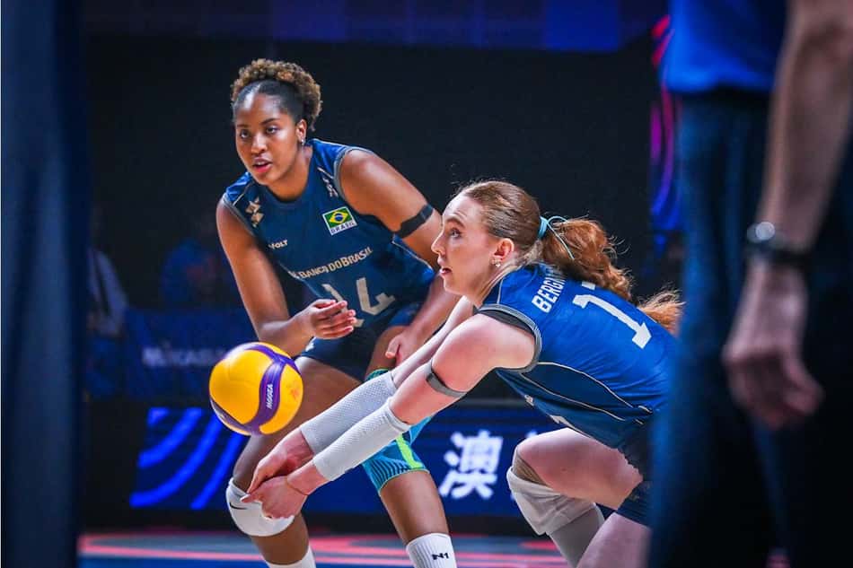 Julia Bergmann, de lado, realiza manchete em Brasil x Itália pela semifinal da VNL 2026
