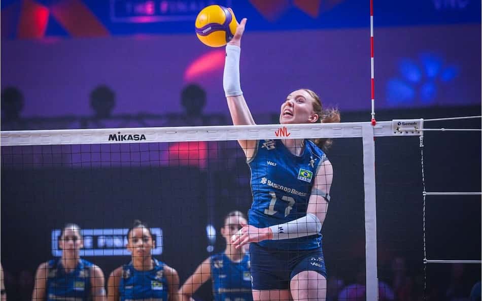 Julia Bergmann olha para a bola e realiza movimento de ataque com a mão direita em Brasil x Japão pela VNL 2026