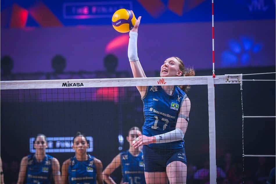 Julia Bergmann olha para a bola e realiza movimento de ataque com a mão direita em Brasil x Japão pela VNL 2026