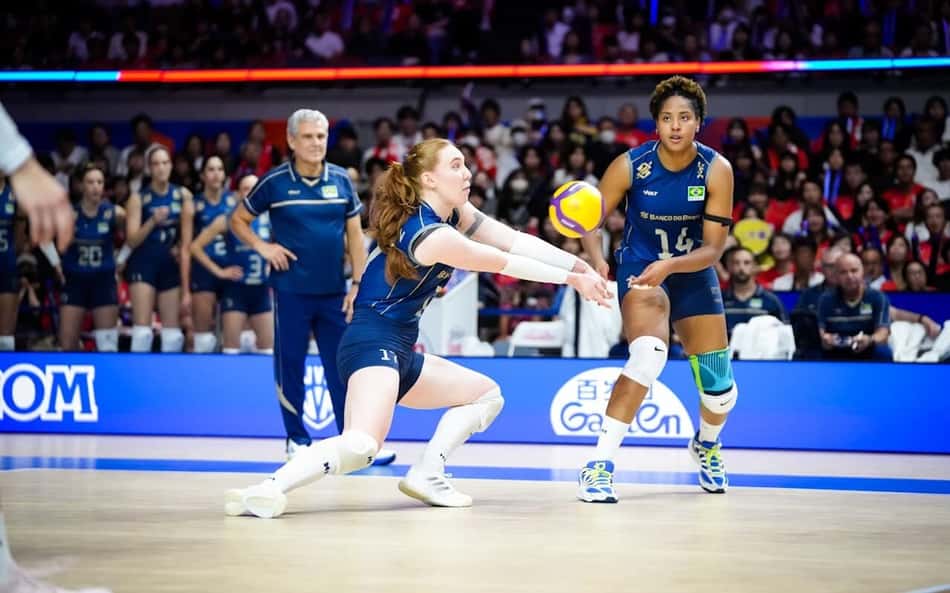 Julia Bergmann olha para a bola e realiza manchete em Brasil x Japão pela VNL 2026