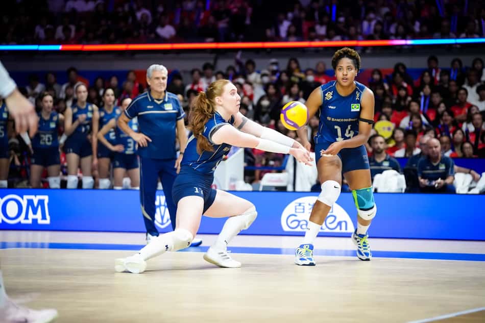 Julia Bergmann olha para a bola e realiza manchete em Brasil x Japão pela VNL 2026
