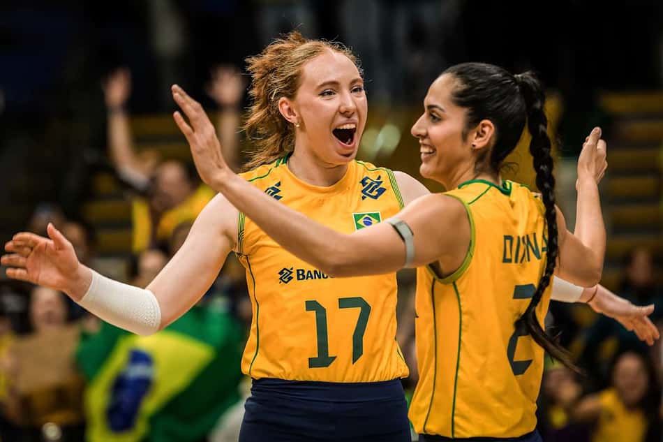 Julia Bergmann, de boca aberta, comemora ponto marcado pela Seleção Brasileira feminina de vôlei com Diana, que sorri