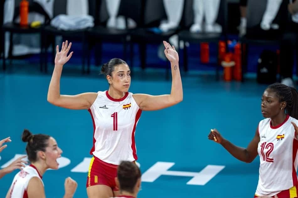 Julia de Paula, camisa 1, levanta os braços em jogo da Espanha no Campeonato Europeu sub-22 2026