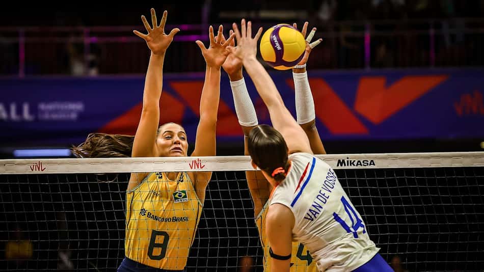 Julia Kudiess bloqueia em partida contra a Holanda na VNL 2026