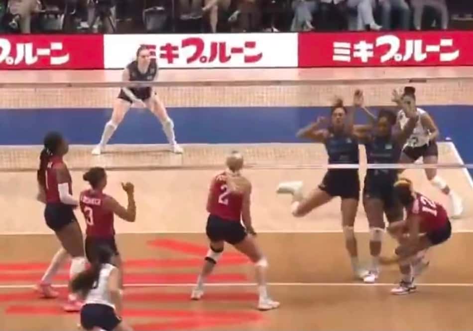 Julia Kudiess pisa com o pé esquerdo em Ana Cristina em tentativa de bloqueio no jogo Brasil x EUA pela VNL 2026