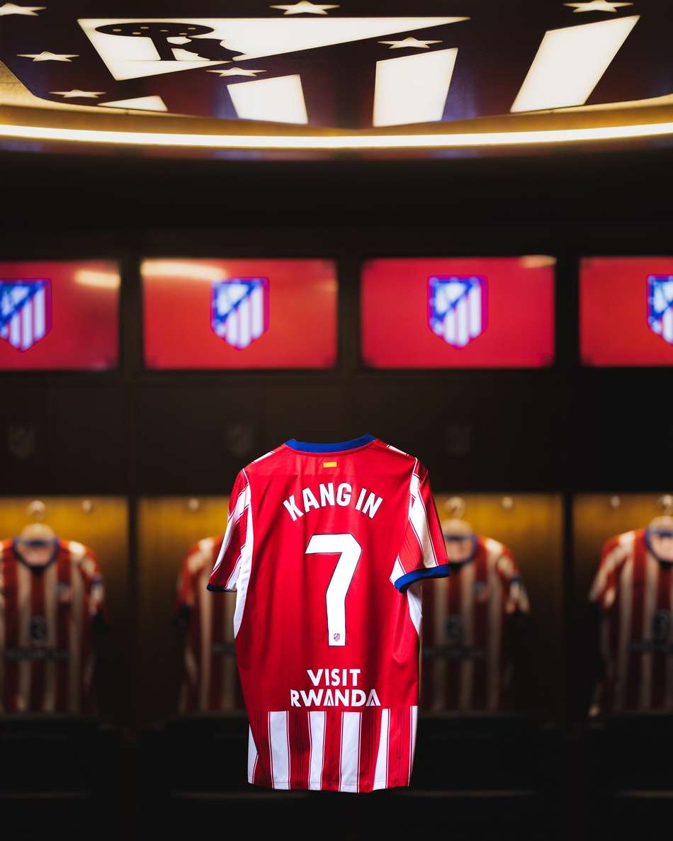 Camisa do Atlético de Madrid com número 7 e nome Kang In Lee