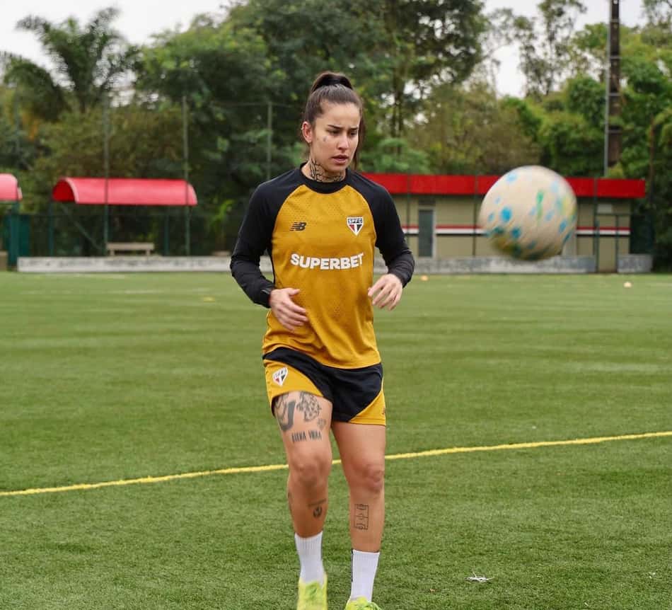Karla Alves, meia do São Paulo, durante treinamento. (SPFC/Divulgação)